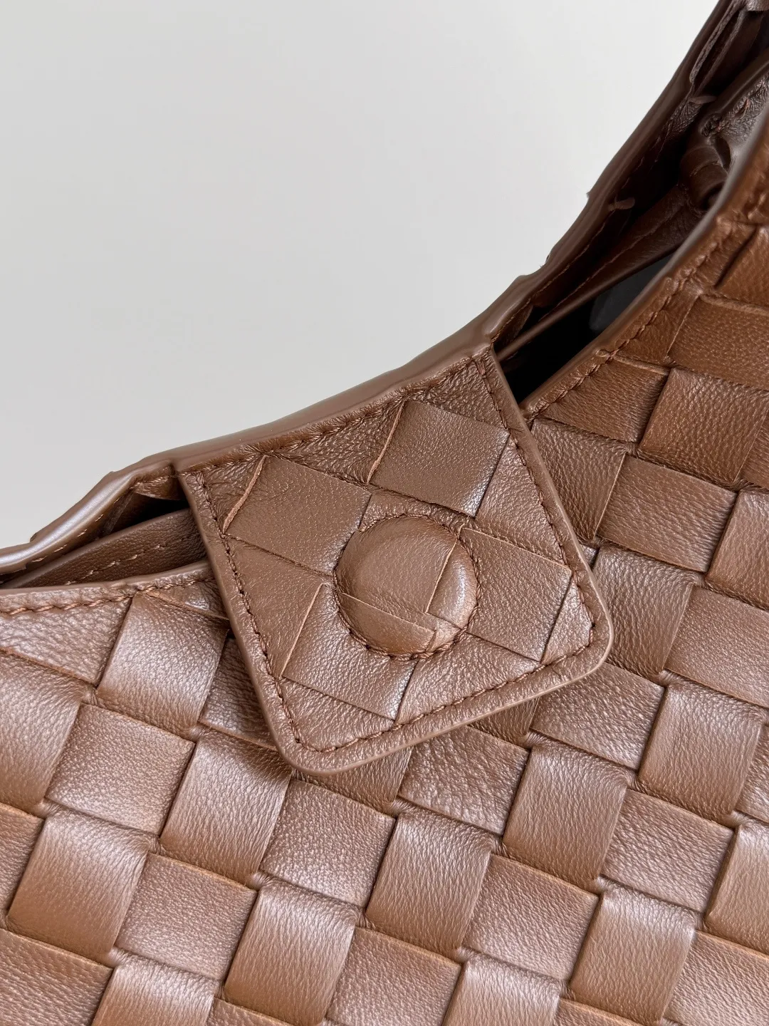 Batch 2160 new products are coming! BOTTEGA VENETA Bottega Veneta's 2025 new Campana shoulder bag is on the market~ First of all, I would like to praise the weight of this bag. As a not too small bag, it is very light for daily use. For people like me who need to carry a lot of belongings when going out, this advantage is great, and it greatly reduces the burden of traveling. 🛍️The shape is a bit like a combination of parachute and jodie. The blunt triangle shape is cute and honest. Carrying it on your back when going shopping is a good mood accelerator. The handles and body of the bag are both classic weaves. A tie is added to the original open design. If it is not tied up, the bag will look like a small vegetable basket when carried. Style number: 844249 Size: 33*20*16.5cm